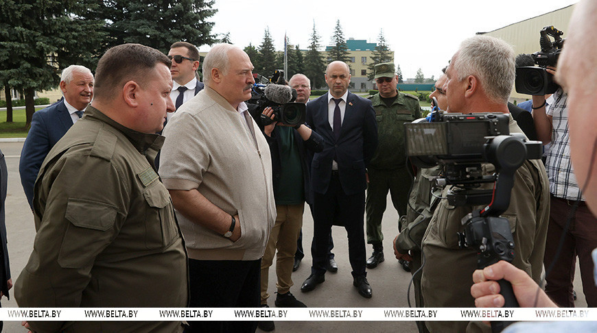 Лукашенко требует наряду с продукцией ВПК сохранить и наращивать на “Легмаше” выпуск товаров мирного назначения