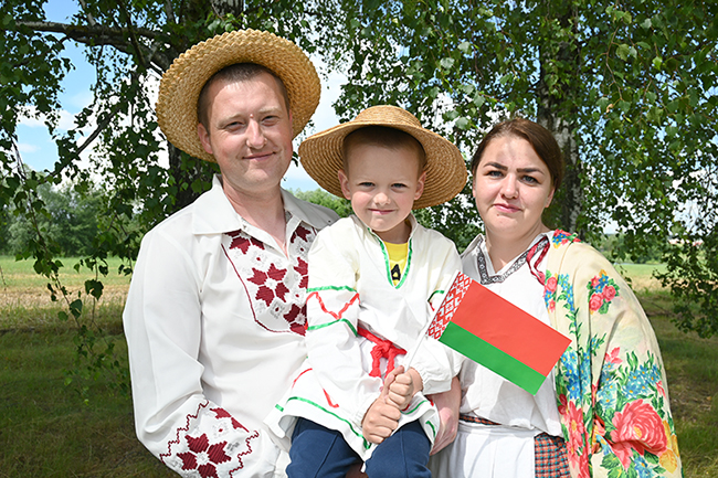 Снова село выбрало властелина. В агрогородке Езеры прошел районный этап республиканского семейного сельскохозяйственного проекта «Властелина села»