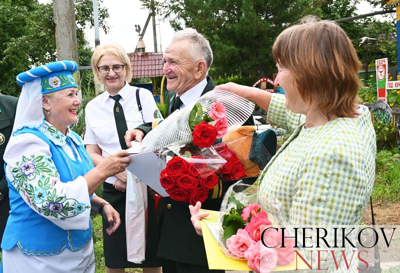 Песни, стихи, подарки и самые лучшие пожелания: Почетный гражданин Чериковского района Николай Воронин отпраздновал 85-летний юбилей