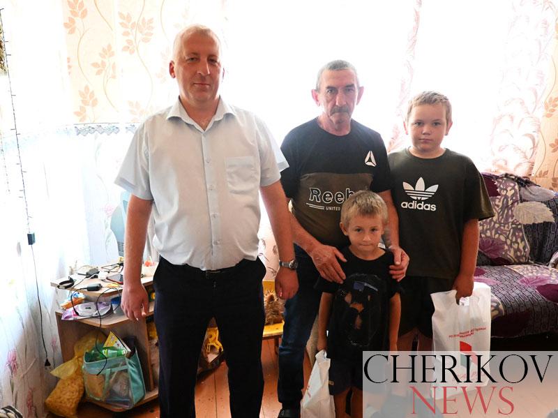 Школьники Васильевы из агрогородка Езеры Чериковского района получили подарки от «Белой Руси»