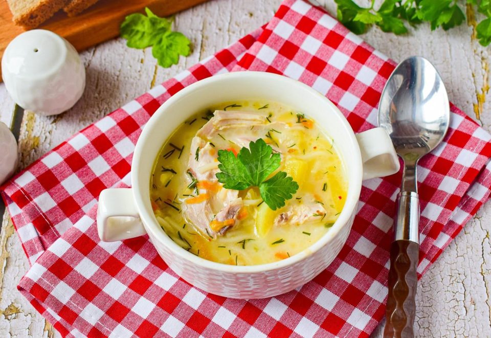 Легкий и вкусный обед: рецепт куриного супа с вермишелью