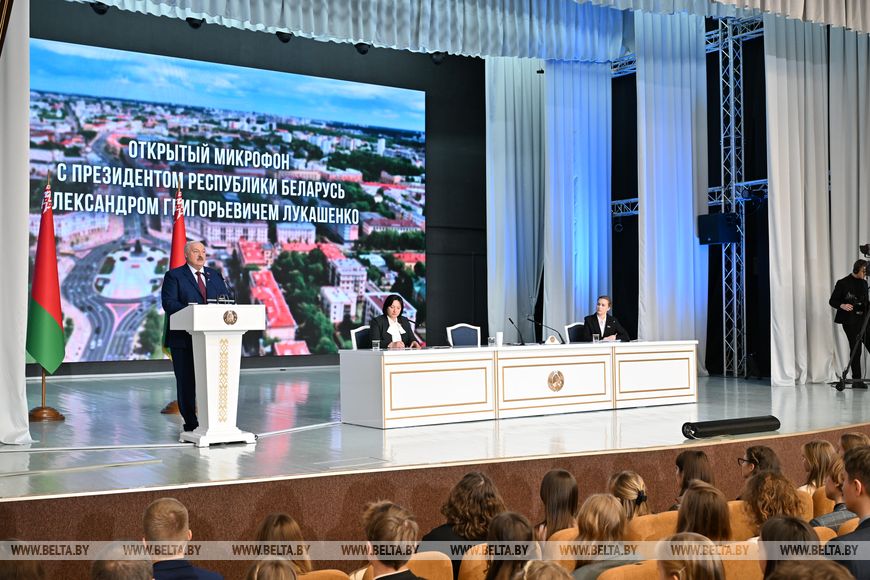 Информационный суверенитет, геополитика и “перамены”. Что Лукашенко решил обсудить со студентами-гуманитариями