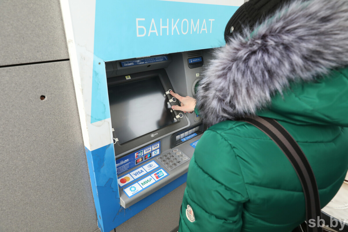 В Беларуси ввели ограничения по снятию наличных в банкоматах с карточки банка-нерезидента