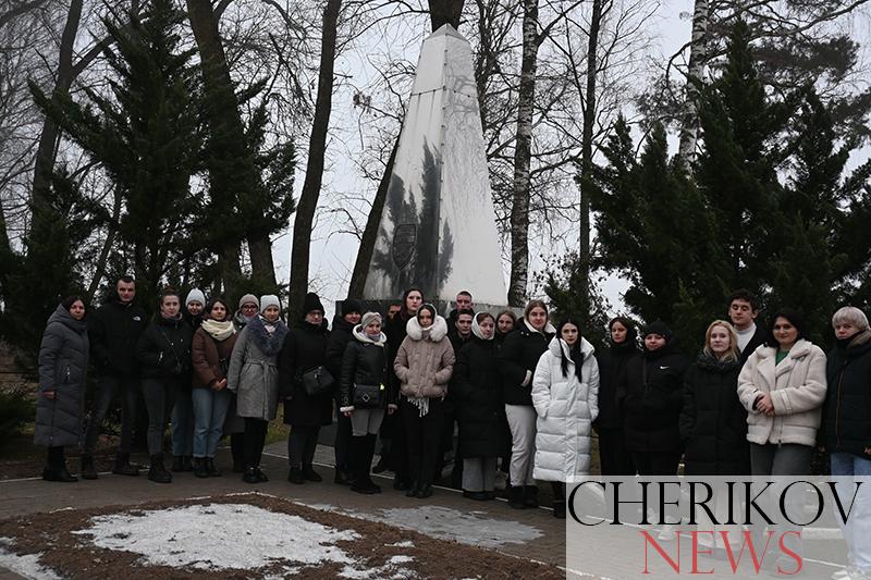 Наш долг — помнить. Молодежь Чериковщины совершила экскурсию по местам боевой славы.