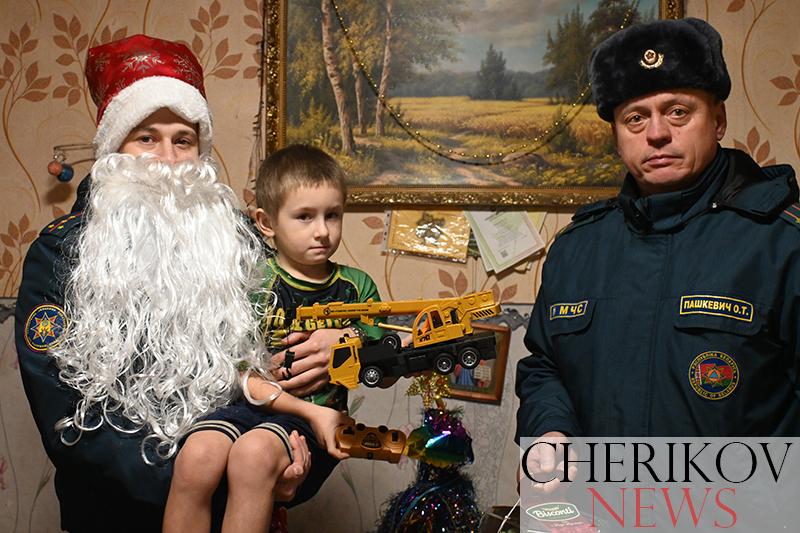 Спасатели Чериковского РОЧС подарили веру в Деда Мороза