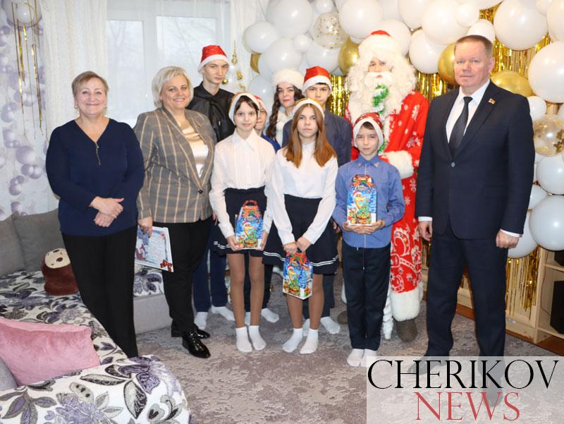 «Визит доброты и заботы»: председатель райисполкома посетил детский дом семейного типа