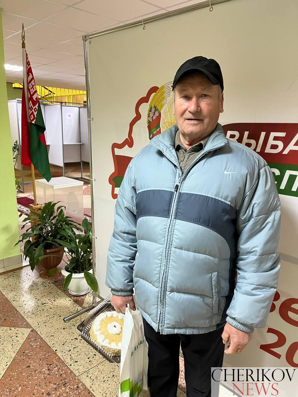 Чериковлянин Василий Харитоненко стал первым избирателем на Ленинском участке для голосования