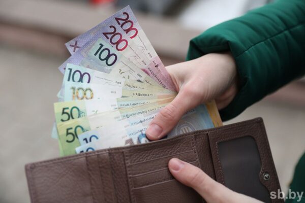 Белпочта досрочно выплатит пенсии и пособия за 9 мая