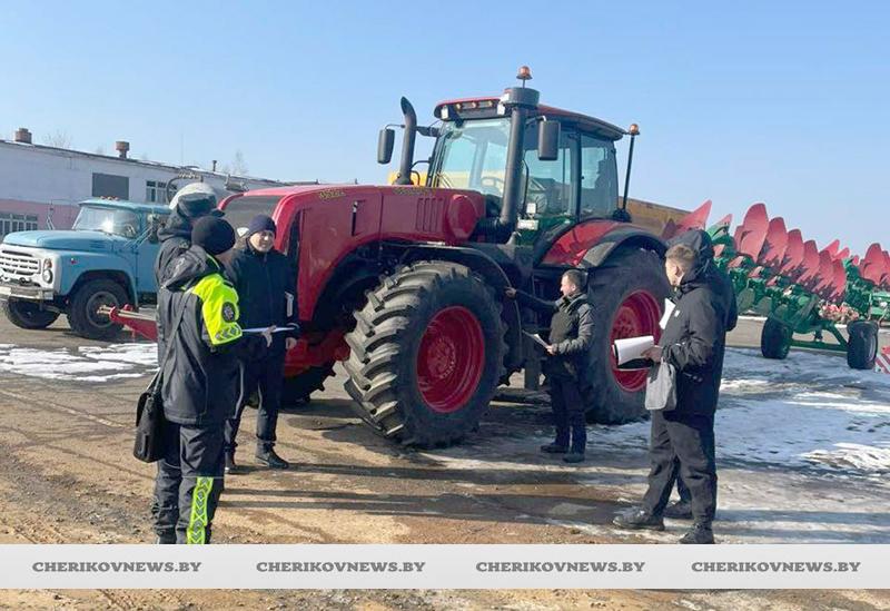 Госавтоинспекция проводит профилактические рейды на предприятиях АПК Чериковского района