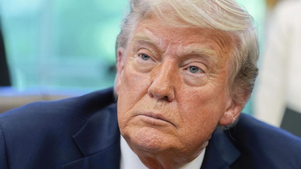 Трамп сокращает ЦРУ и переписывает историю — актуальное за неделю в США