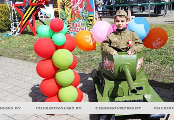 Фотозоны, тематические площадки и солдатская каша: Чериков отпраздновал День Великой Победы