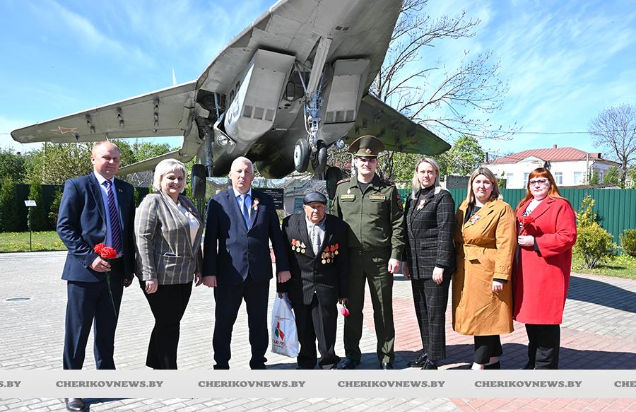 Поздравления с Днём Победы принимают ветераны Чериковщины