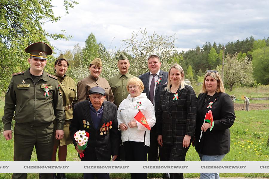 С цветами, подарками и словами благодарности накануне Дня Победы в Черикове поздравили ветеранов