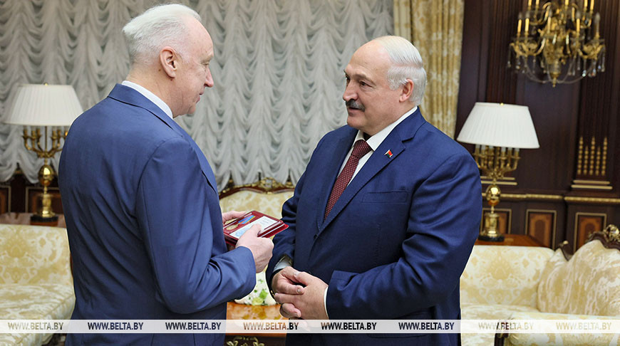 Бастрыкин вручил Лукашенко медаль в честь 80-летия Великой Победы
