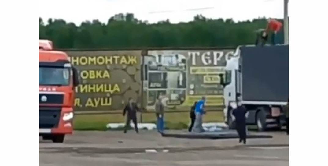 Белорусский дальнобойщик рассказал, как вместе с коллегами сбивал камнями беспилотники под Иркутском