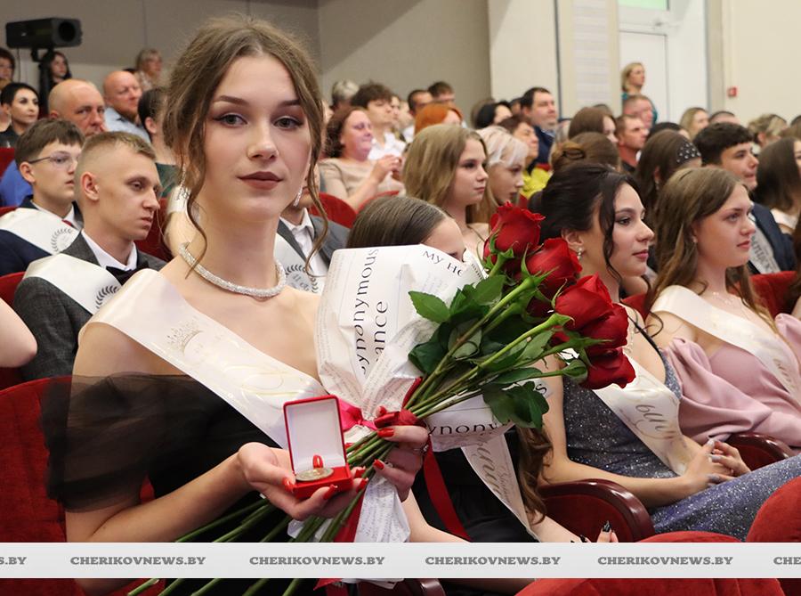 Чериковские выпускники закружились в школьном вальсе