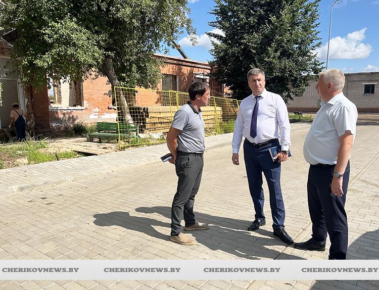 Депутат Палаты представителей Сергей Давыдов ознакомился с ходом строительства объектов и уборки урожая в Чериковском районе