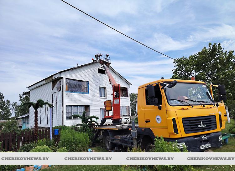 В агрогородке Майский Чериковского района устраняют последствия ураганного ветра