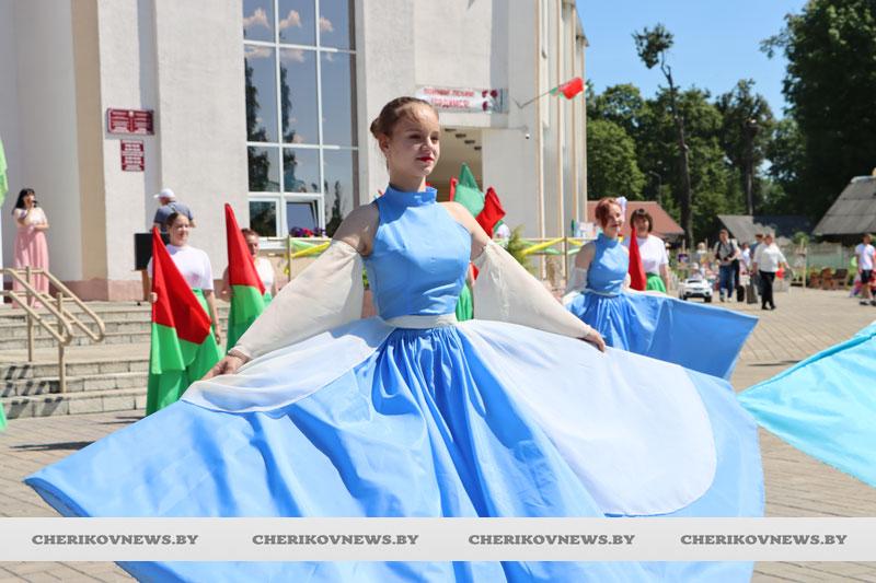 Смотрите, как отдыхали чериковляне на праздничных локациях возле РДК (фоторепортаж)