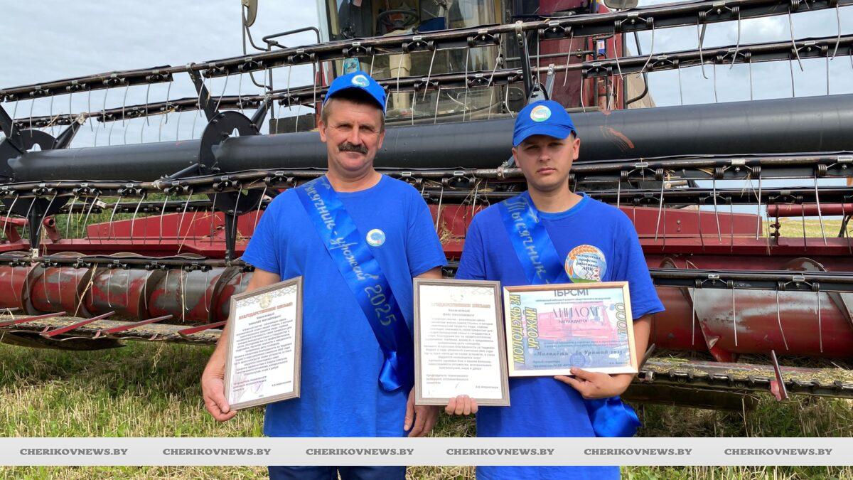 В Чериковском районе отметили трудовой успех семейного экипажа — Николай и Олег Клиндуховы преодолели планку в 1000 тонн!