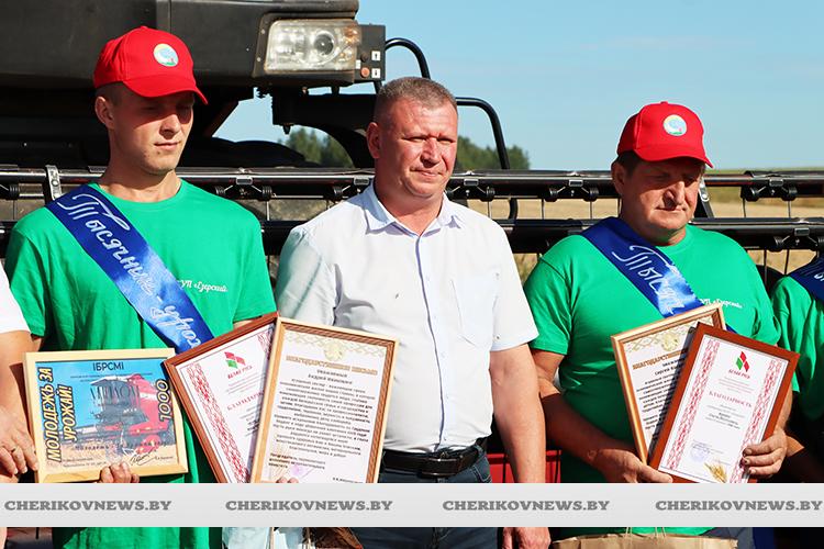 В КСУП “Езерский” чествовали водителей-тысячников и экипажи зерноуборочных комбайнов