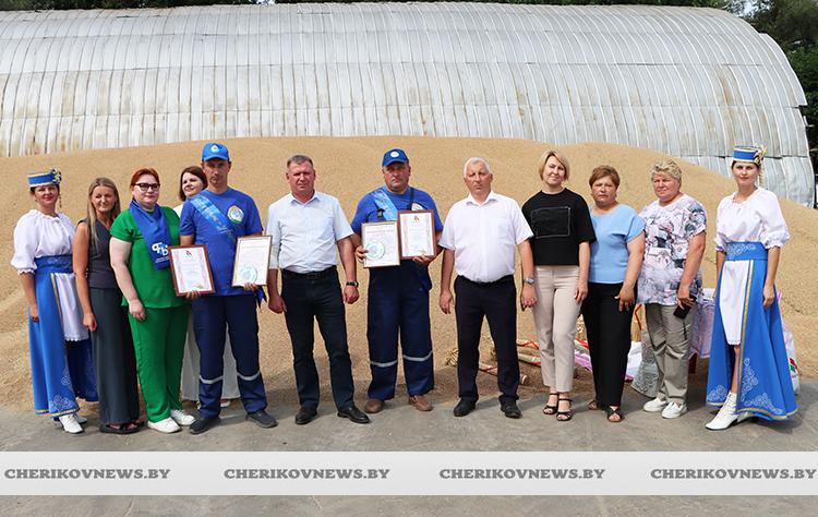 Водители Автопарка № 20 первыми в Чериковском районе отвезли от комбайнов свыше тысячи тонн
