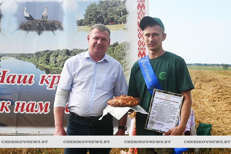 Ещё одного комбайнера-тысячника — Александра Карпиловича — чествовали на Чериковщине