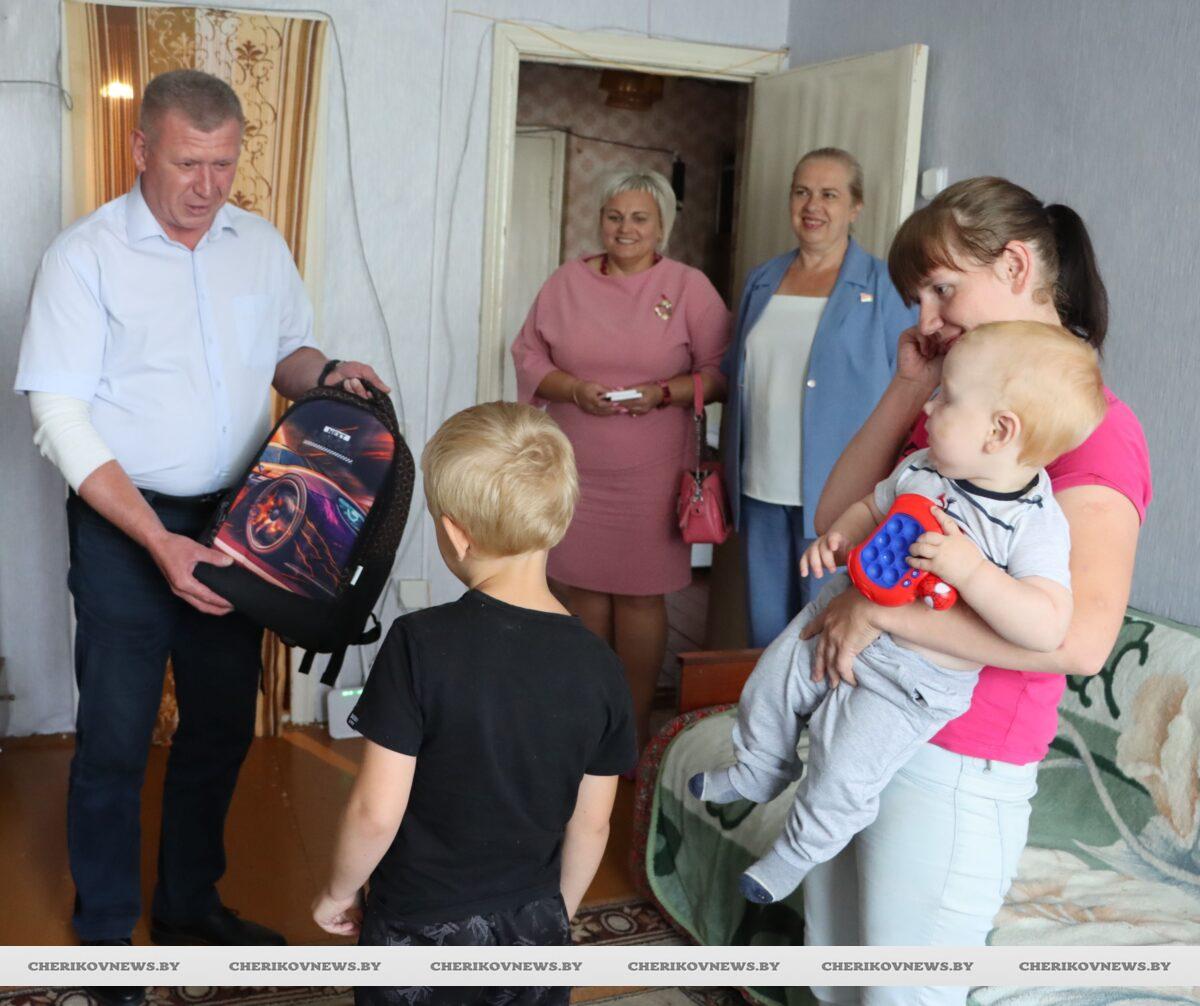 «В школу — с радостью»: глава Чериковского района сделал подарок первокласснику