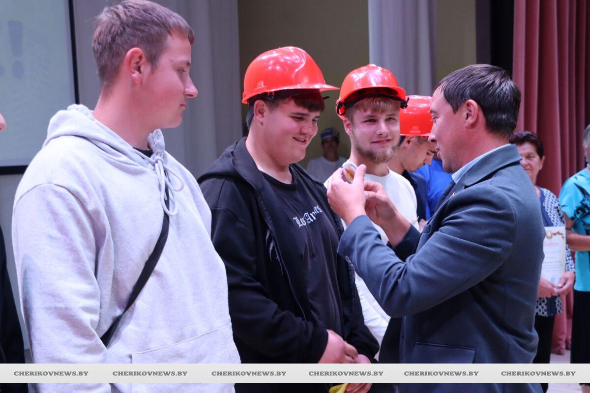 «Пусть фундамент будет прочным и в работе, и в семье»: в Черикове чествовали строителей