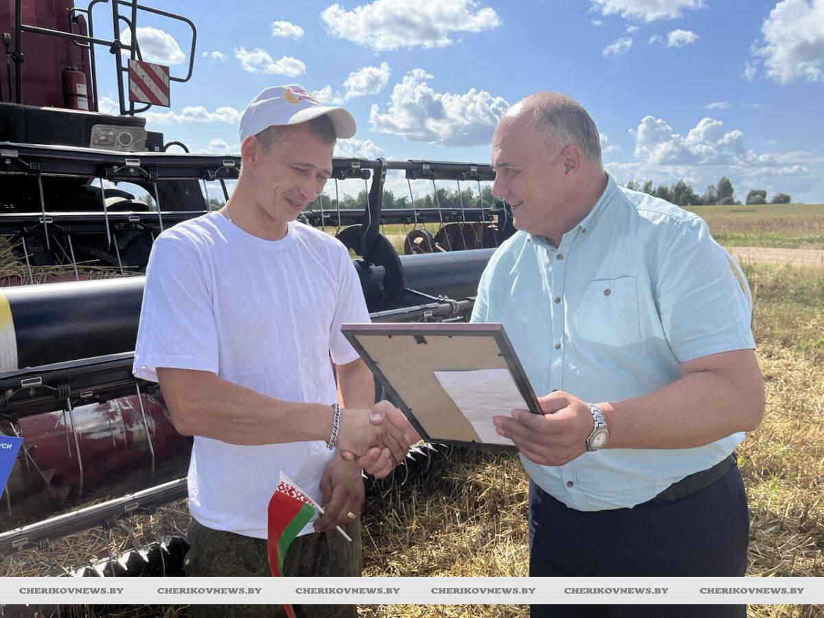 «С пожеланием дальнейших высоких достижений»: областной профсоюзный лидер работников АПК поздравил комбайнера-тысячника