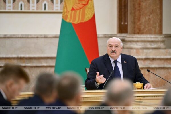 “Маневрировать надо каждый час”. Лукашенко о задаче “взять хлеб” на полях, несмотря на дожди