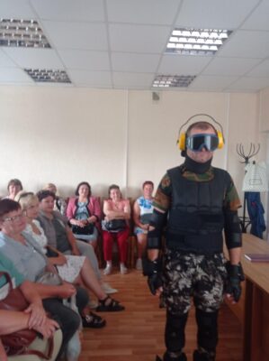“Примерить старость”: чериковские соцработники учатся понимать пожилых людей через инновационный тренажер