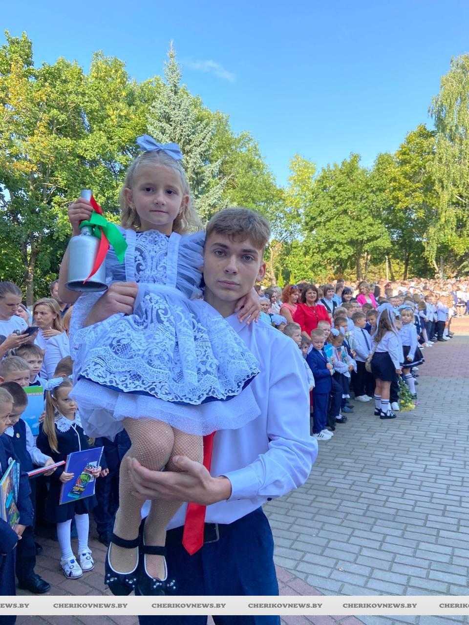 Здравствуй, школа! — сказали учащиеся и педагоги на торжественной линейке в средней школе № 2 г.Черикова