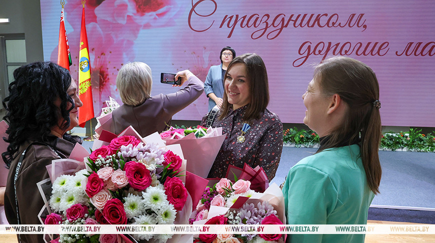 Женщин Могилевской области поздравили с Днем матери