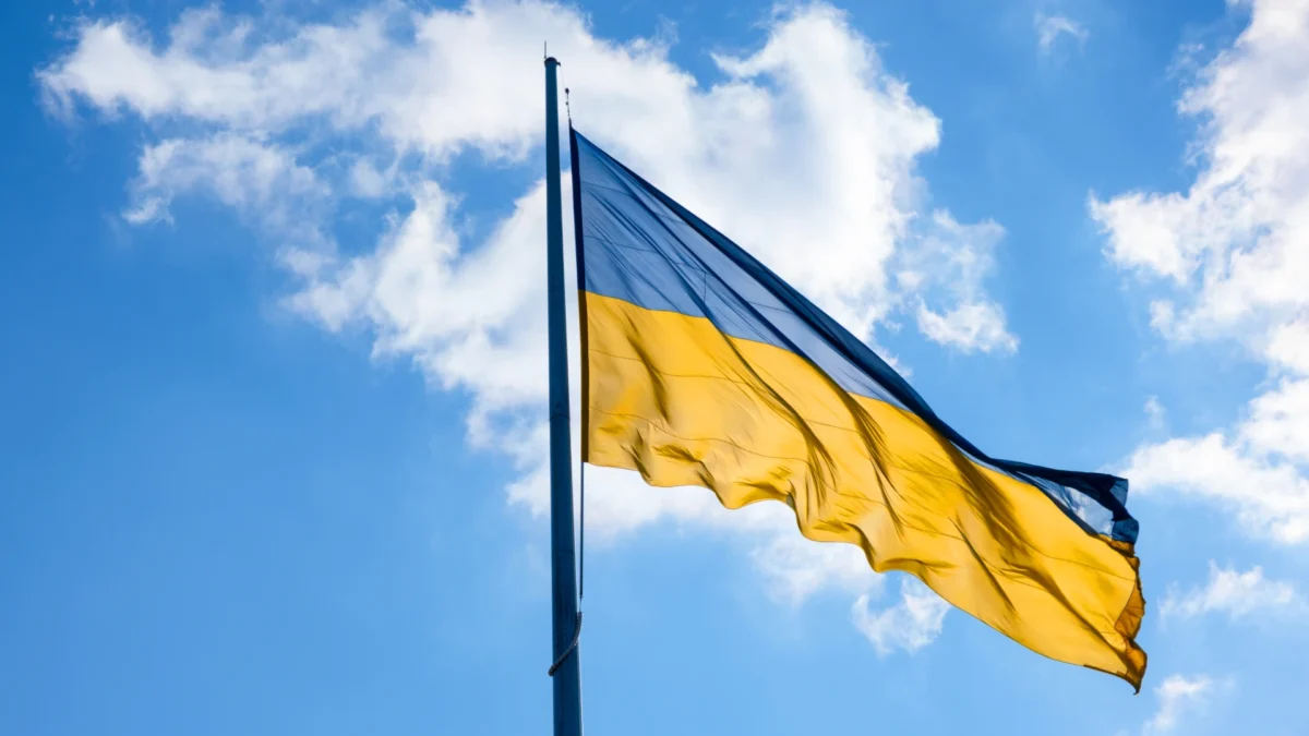 В Польше неизвестные сорвали флаг со здания консульства Украины