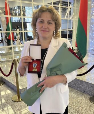 День, который останется в сердце.  Чериковлянке Алесе Козубовской орден Матери вручил Премьер-министр Беларуси Александр Турчин