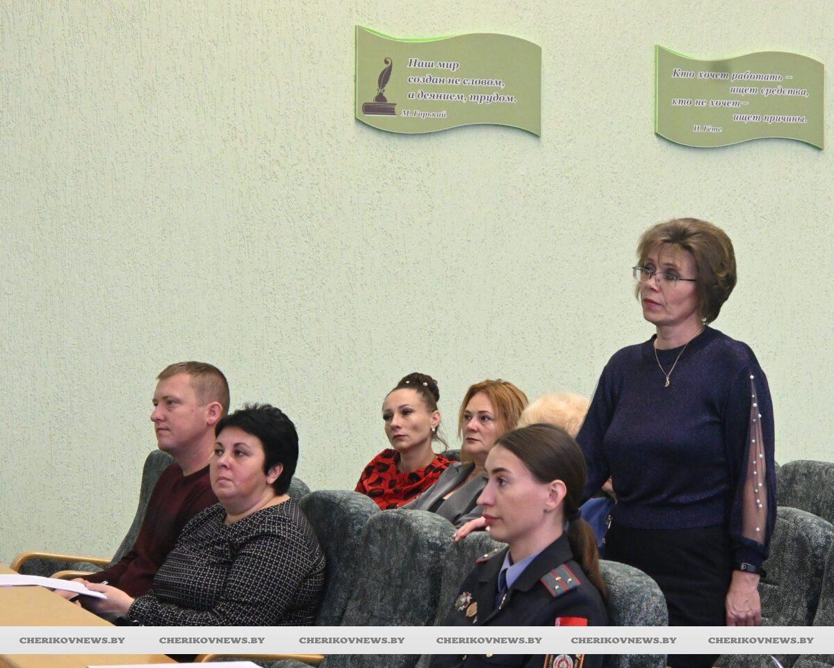 Не разделять на «мы» и «они»: в Черикове на заседание КДН обсудили вопросы реализации межведомственной программы «Забота»