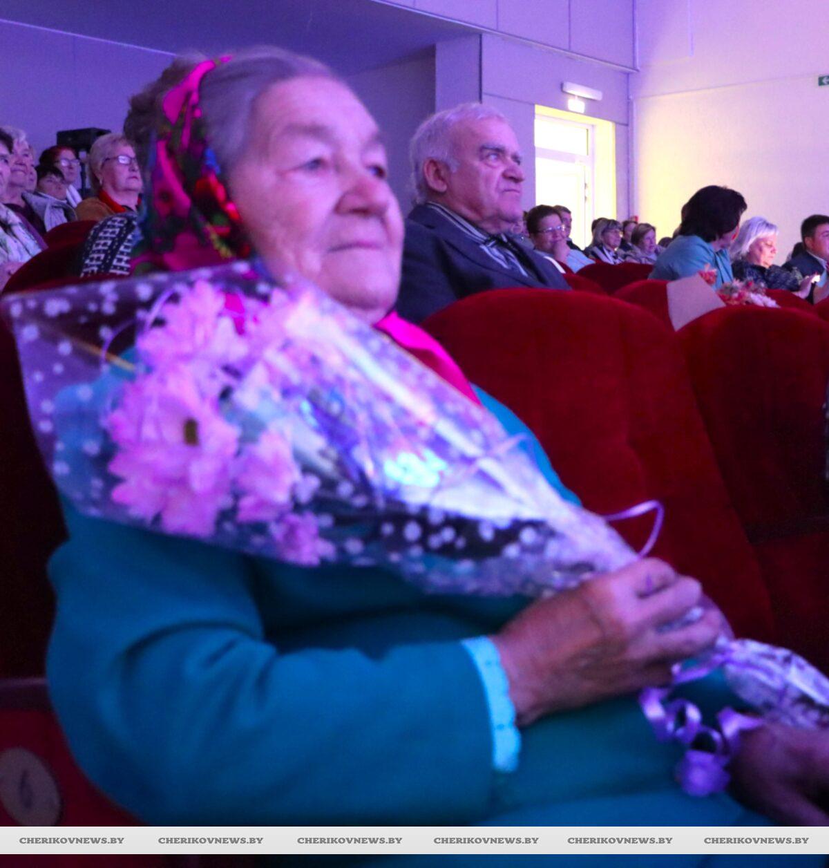 Чериковлян мудрого возраста поздравили с праздником