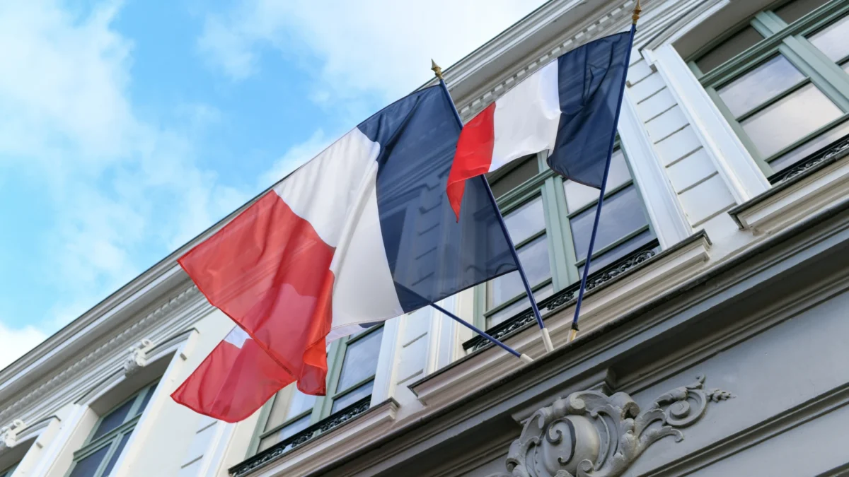 Отключение электричества в Париже парализовало работу метро и оставило 170 тыс. домов без света