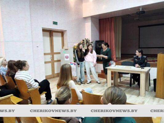 Круглый стол по онлайн-безопасности прошел в Центре творчества детей и молодежи г. Черикова