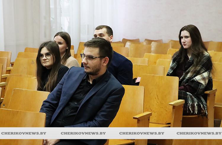 Руководитель Чериковского района встретился с молодыми педагогами