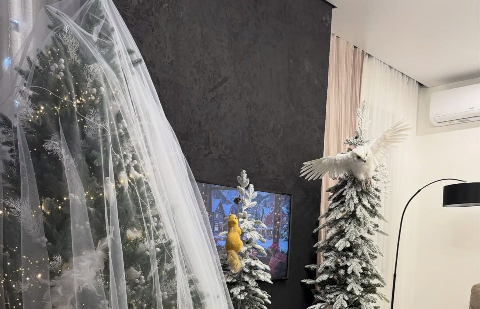 Тренд новогоднего сезона 2025-2026 — елка, украшенная фатой