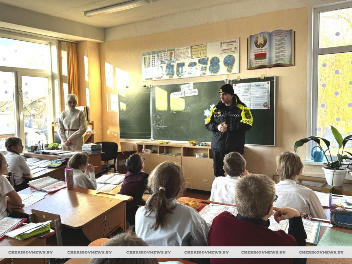 «Стань виднее»: ГАИ и БРСМ напомнили чериковским школьникам о безопасности на дорогах