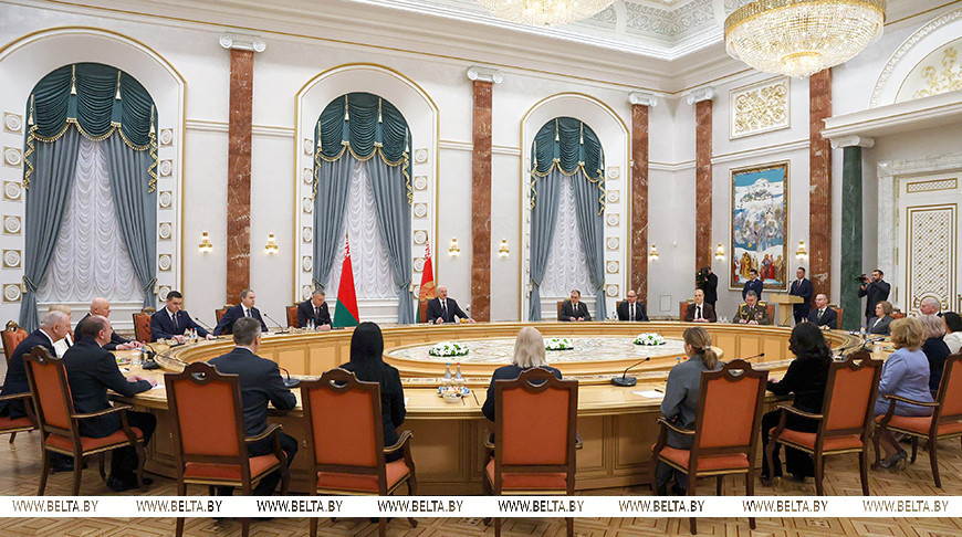 «Будущее — время науки». Лукашенко вручил дипломы доктора наук и аттестаты профессора