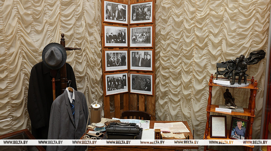 К 105-летию со дня рождения Ивана Шамякина в Добрушском краеведческом музее воссоздали рабочий кабинет писателя 