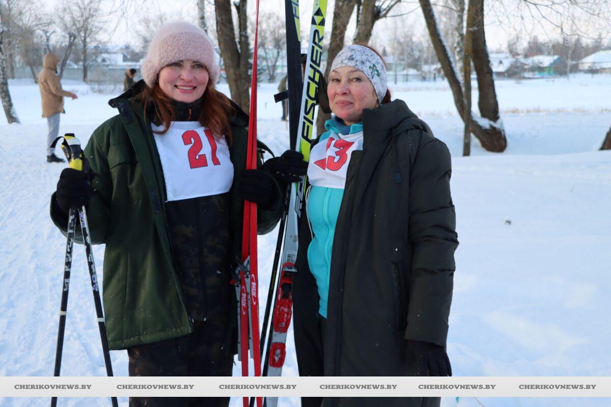 Лыжная атмосфера — на городском озере в Черикове