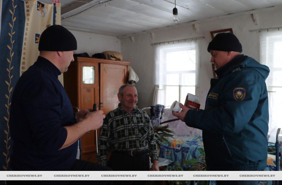 Жизнь – не кино. Рейд показал, что не все жители Чериковского района соблюдают правила пожарной безопасности