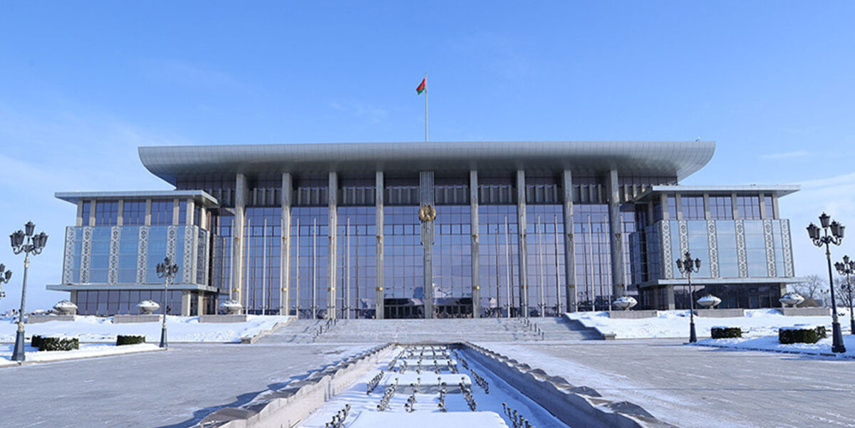 Александр Лукашенко подписал указ о допмерах по защите работников от невыплат по договорам подряда