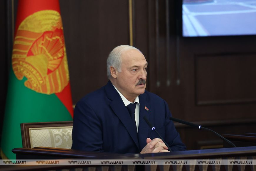 Лукашенко поставил задачу во всех сферах срочно избавиться «от непонятных организаций, структур и бюрократов»