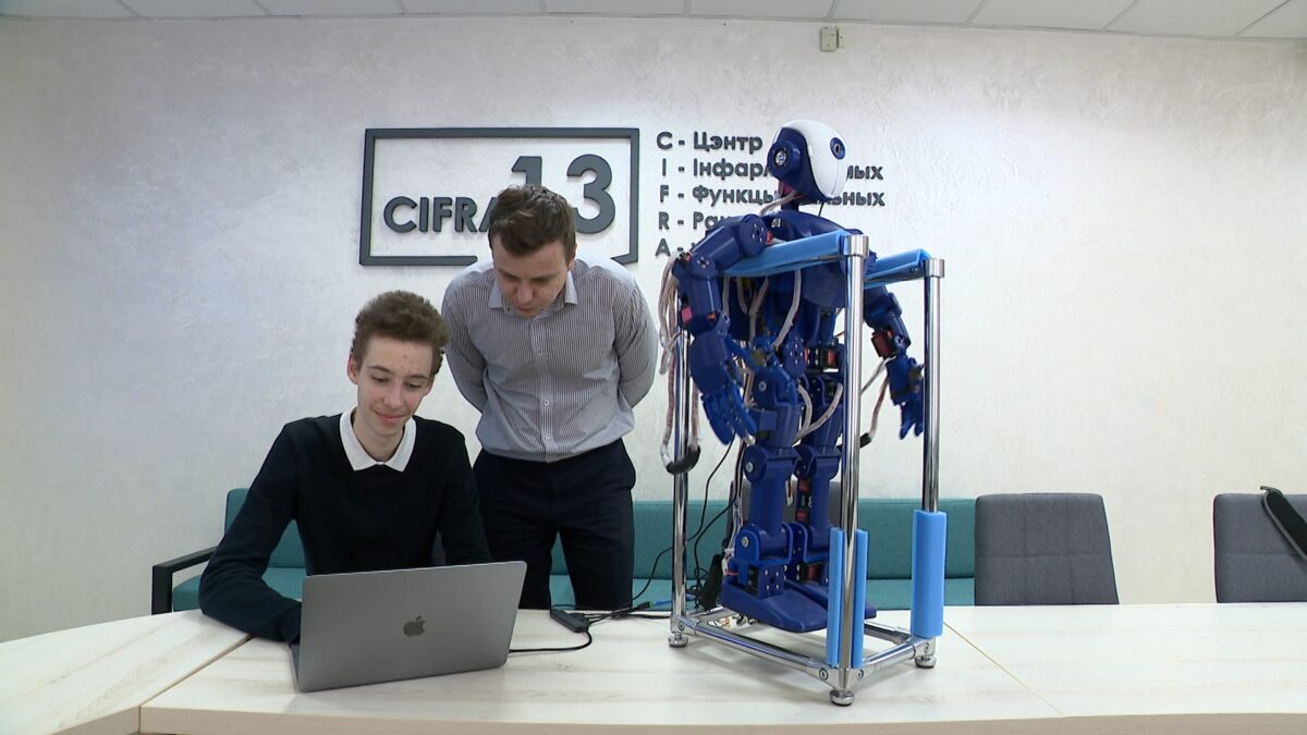 Белорусский школьник разработал гуманоидного робота с интеллектуальной платформой управления
